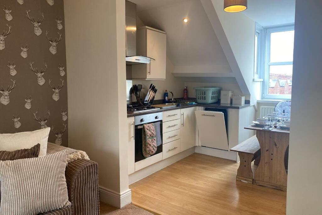 Upper 2 Bedroom Apartment In The Heart Of Jesmond Newcastle upon Tyne Exterior photo