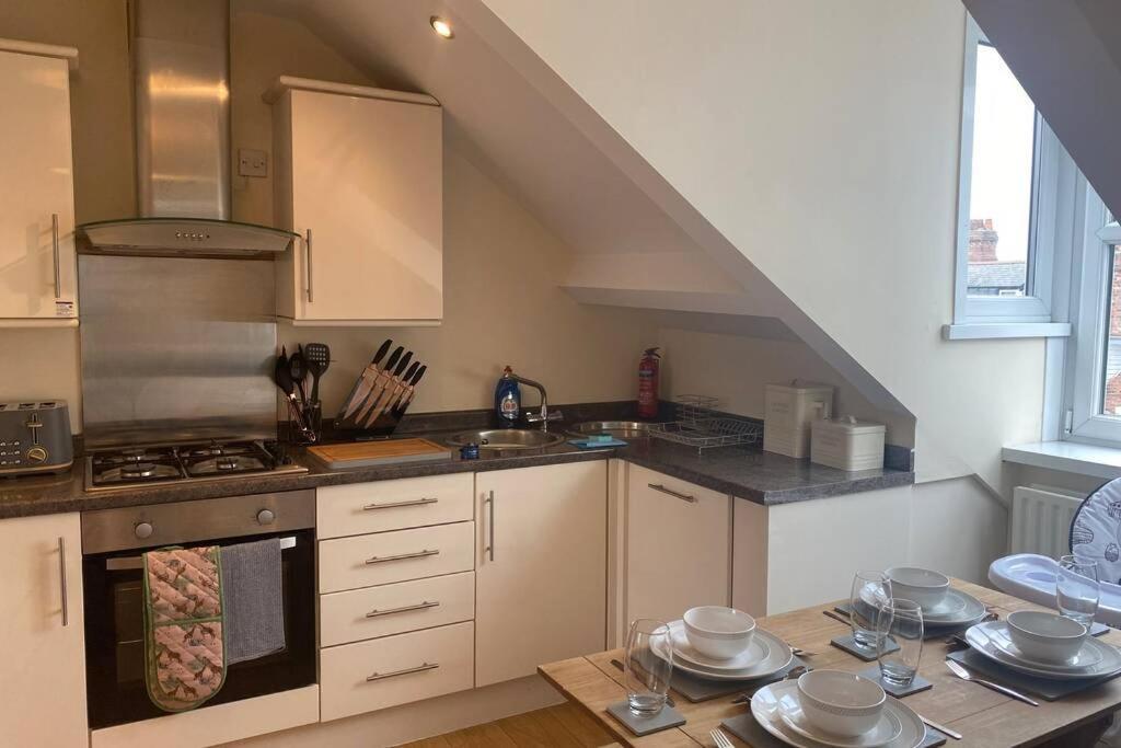 Upper 2 Bedroom Apartment In The Heart Of Jesmond Newcastle upon Tyne Exterior photo